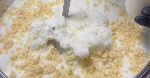 奶皮子冰牛奶成摆摊新“顶流”!记者探访发现5分钟卖出近10杯 专家提醒:注意适量和卫生