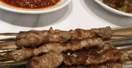 乌鲁木齐最热门的网红拌面馆,这里用餐每天都得排队,很多人称它为拌面天花板