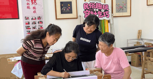 霍林郭勒谊滨社区刺绣课堂 邻里绣友共织温暖时光