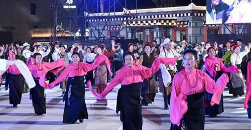 道孚多元文化巡游点亮高原街市 麦粒锅庄共舞融聚八方体验