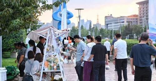泉城广场夜逛泉水市集 品泉茶听民谣解锁夏日活力