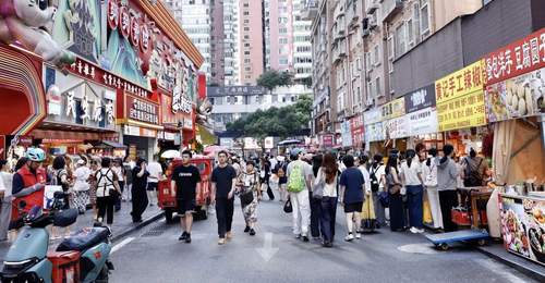 云岩区民生路多元活动受热捧 游客排队买洋芋小吃还能抱上文创洋芋玩偶