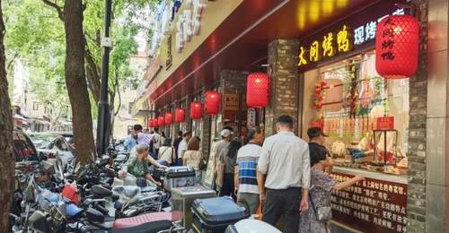 来淮海路这家老字号 外籍游客扎堆尝鲜麻酱冷馄饨
