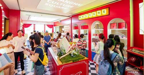 逛静安大悦城竟偶遇宝藏戏剧快闪店!上海文化广场把剧场记忆搬进商场,60款文创还能打卡舞台元素,剧迷们都来这儿凑份子!