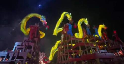 来呈坎赴一场社戏夜游 看祥龙戏珠解锁古村夜色新体验