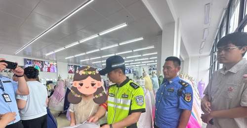 参与延吉民俗园整治行动 游客共享舒心游玩新体验