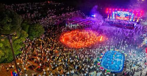 围锅抢烙锅 火把夜织金解锁烟火体验