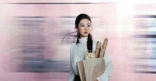 杨紫红毯时尚造型引热议,观众热议她如何跳出古装美人赛道探索多元角色