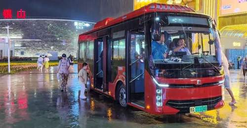 哈尔滨啤酒节突降大雨不扫兴 景区暖心接驳陪大家畅玩全程