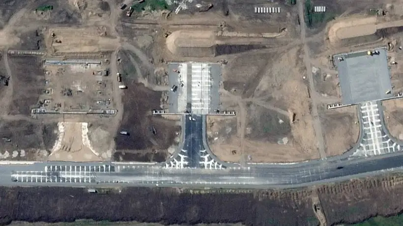 担忧乌军再搞突袭,俄军修建大型掩体,保护轰炸机