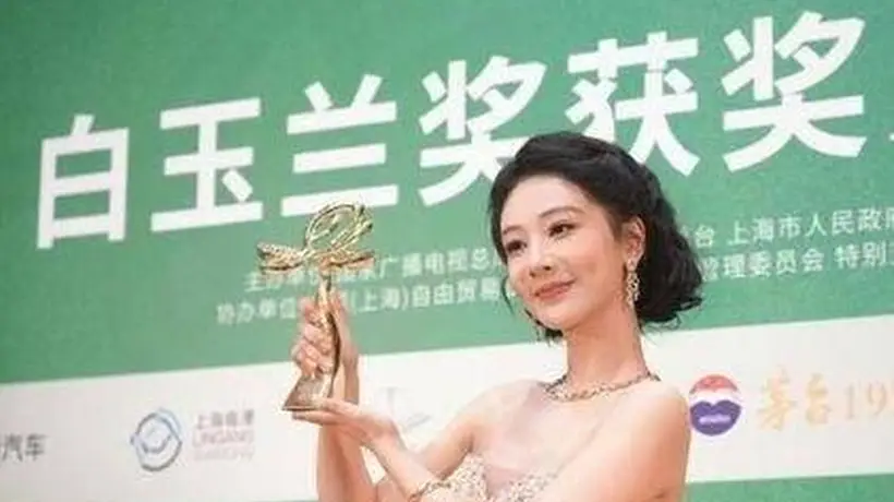 孙俪在后台逮住杨紫,开口就问:拿了白玉兰,有新戏能不能推荐推荐我?杨紫接得飞快
