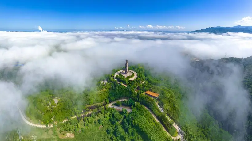 云海漫卷文峰塔 左权鳌峰山现水墨奇观