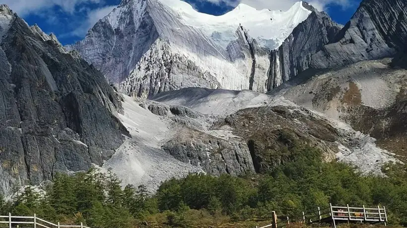 玛尼石滩：大地无言的祈愿之歌