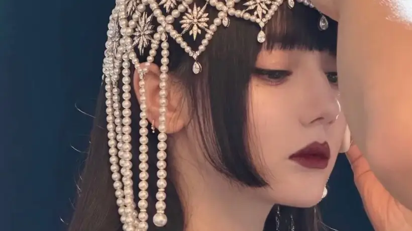 珍珠钻石头帘配齐刘海直发,迪丽热巴的矜贵造型让观众直呼太美了