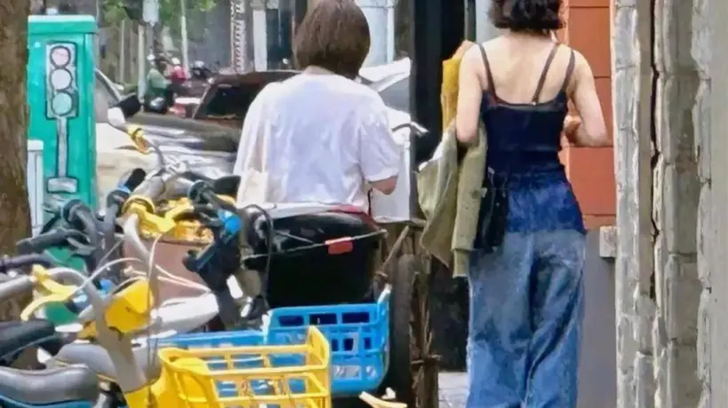 赵丽颖上海街头随性散步 吊带阔腿裤尽显松弛状态