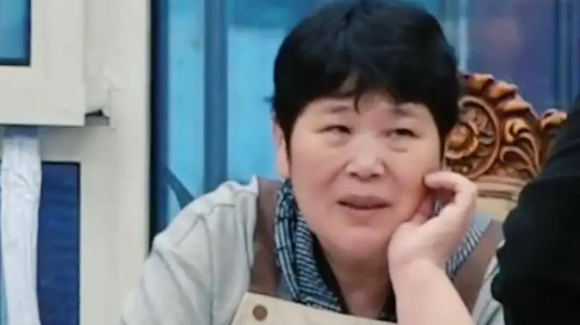 房主任家聚餐争执引热议 女儿揭穿愧疚式教育真相 网友呼吁父母应给予理解而非情感绑架