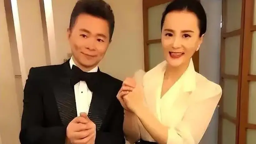 结缘十七年，当民歌大咖遇上古典钢琴家，那段从三次放鸽到零排场领证的温情往事，藏着多少观众未曾知晓的舞台与生活模样