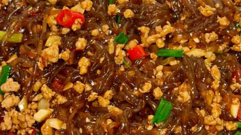 来重庆人家蹭饭必尝的家常粉条菜 红薯粉吸满肉香还藏着蚂蚁上树的巧思