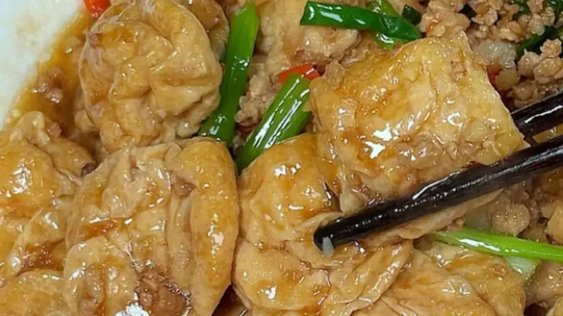 来尝江西人家的实在好味,金黄豆泡吸满肉汁,五花肉酥烂裹着酱香超对味