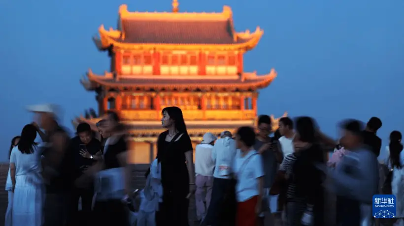 NPC互动点亮嘉峪关夜游 游客沉浸式解锁雄关文旅新体验