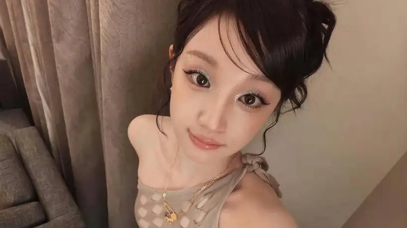 宋雨琦日常随拍引热议 卡其色斜肩镂空上衣搭闪片眼妆展现多面甜酷气场