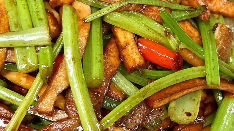 跟着步骤炒出入味芹菜炒香干 素荤两做都能get锅香四溢的家常美味