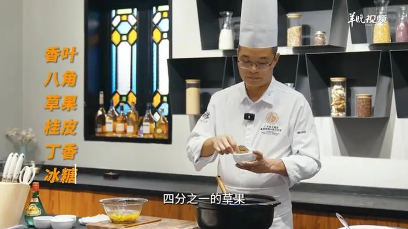 【视频】三提三落浸出好味道!顺德德云居王福坚教你做头抽豉油鸡 | 名店名厨教你做粤菜