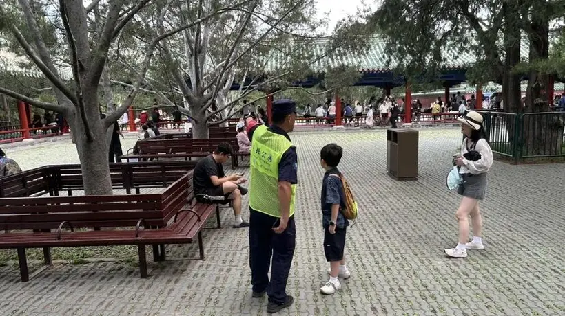逛公园突然中暑怎么办?记住这几个求助渠道!