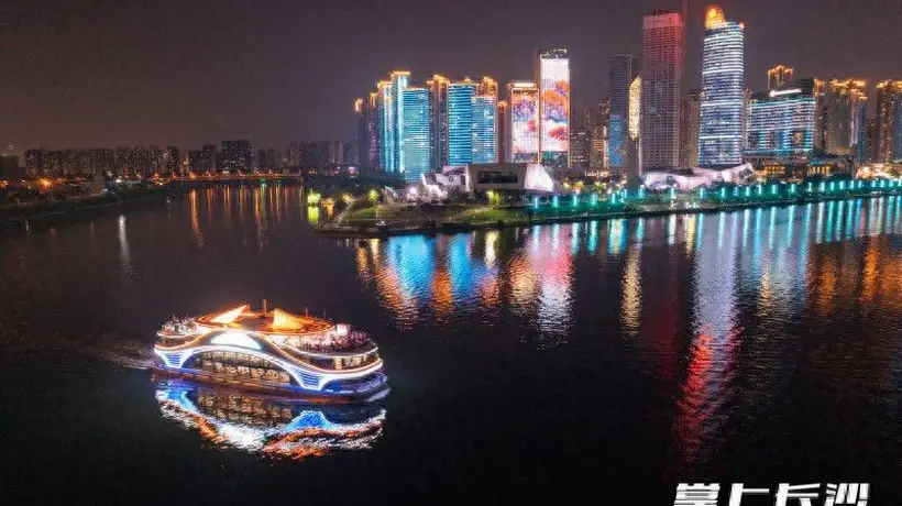 一船一诗一光影,星城夜游入画来