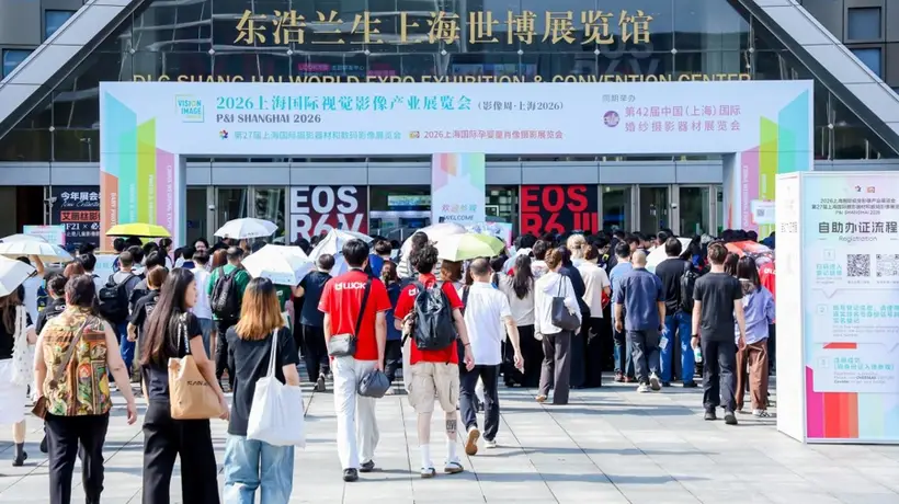 逛影像展会享多元体验 爱好者玩转AI与真实拍摄的碰撞乐趣