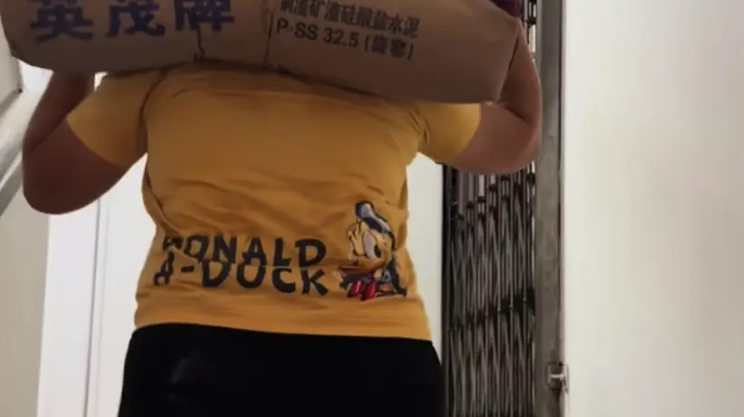 女儿高考后和妈妈扛砖赚学费,当事人回应:没有团队,女儿已干半个月