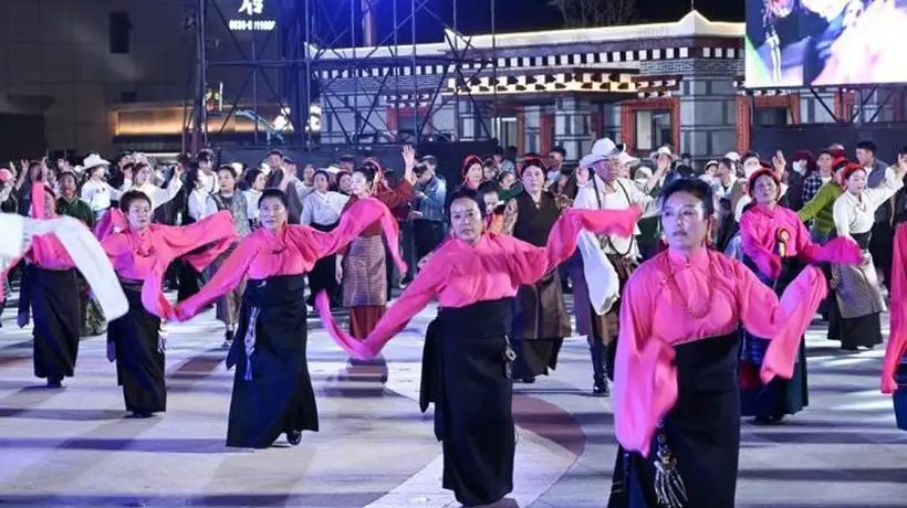 道孚多元文化巡游点亮高原街市 麦粒锅庄共舞融聚八方体验