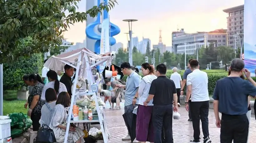 泉城广场夜逛泉水市集 品泉茶听民谣解锁夏日活力