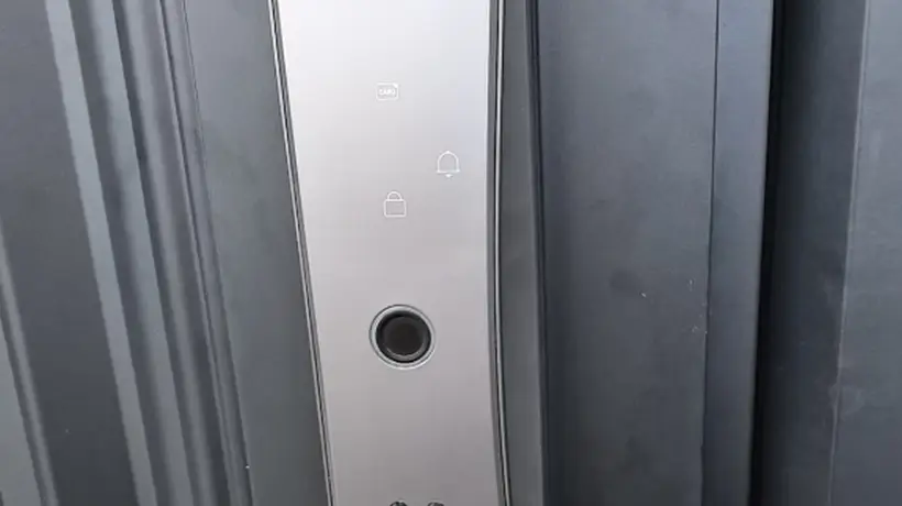 七旬老人被锁门外换锁遭坐地起价 维权遇拒引观众热议