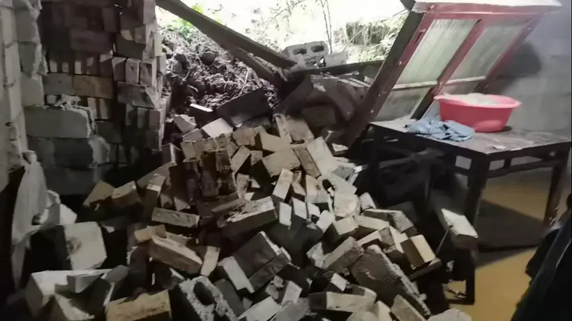 屋后突发滑坡砸穿房屋，湖北各地群众靠防灾培训和巡查预警全部安全转移