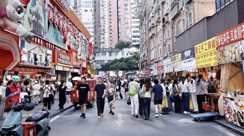 云岩区民生路多元活动受热捧 游客排队买洋芋小吃还能抱上文创洋芋玩偶