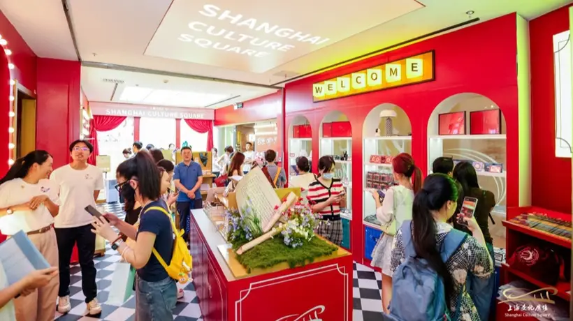 逛静安大悦城竟偶遇宝藏戏剧快闪店!上海文化广场把剧场记忆搬进商场,60款文创还能打卡舞台元素,剧迷们都来这儿凑份子!