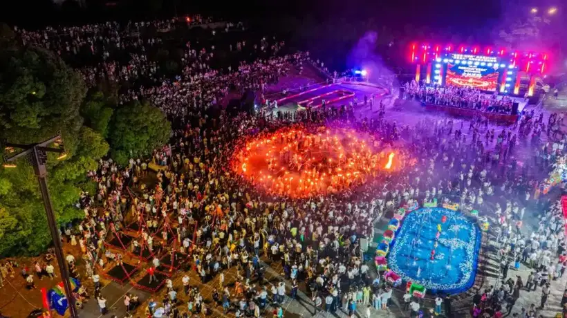 围锅抢烙锅 火把夜织金解锁烟火体验