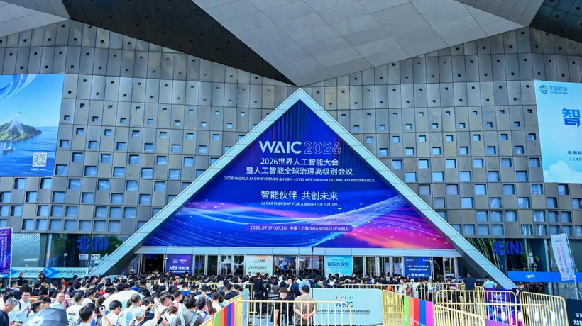 WAIC现场求职实况：有人50份简历未拆封，有人精准递出10份还加了展商微信