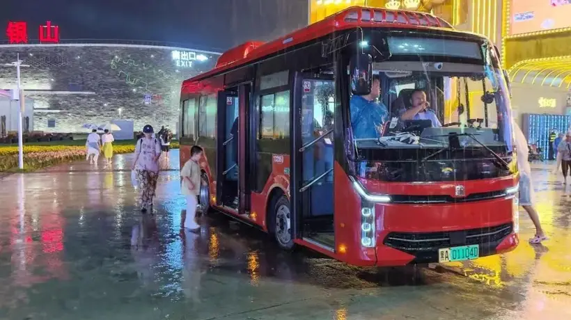 哈尔滨啤酒节突降大雨不扫兴 景区暖心接驳陪大家畅玩全程