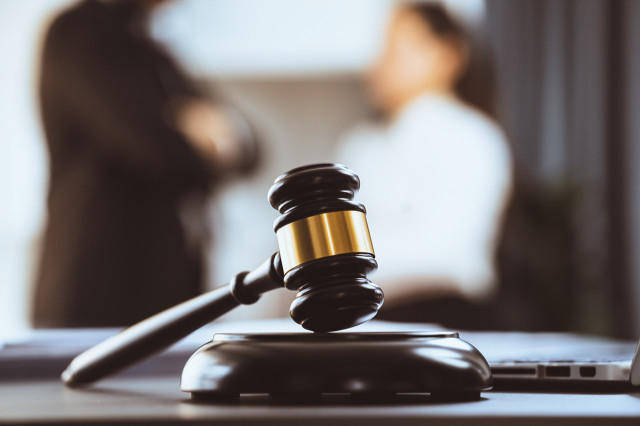 六旬男子邀女子到家吃饭强抱对方被行拘，女方起诉索赔超9000元！法院认定构成性骚扰，判了