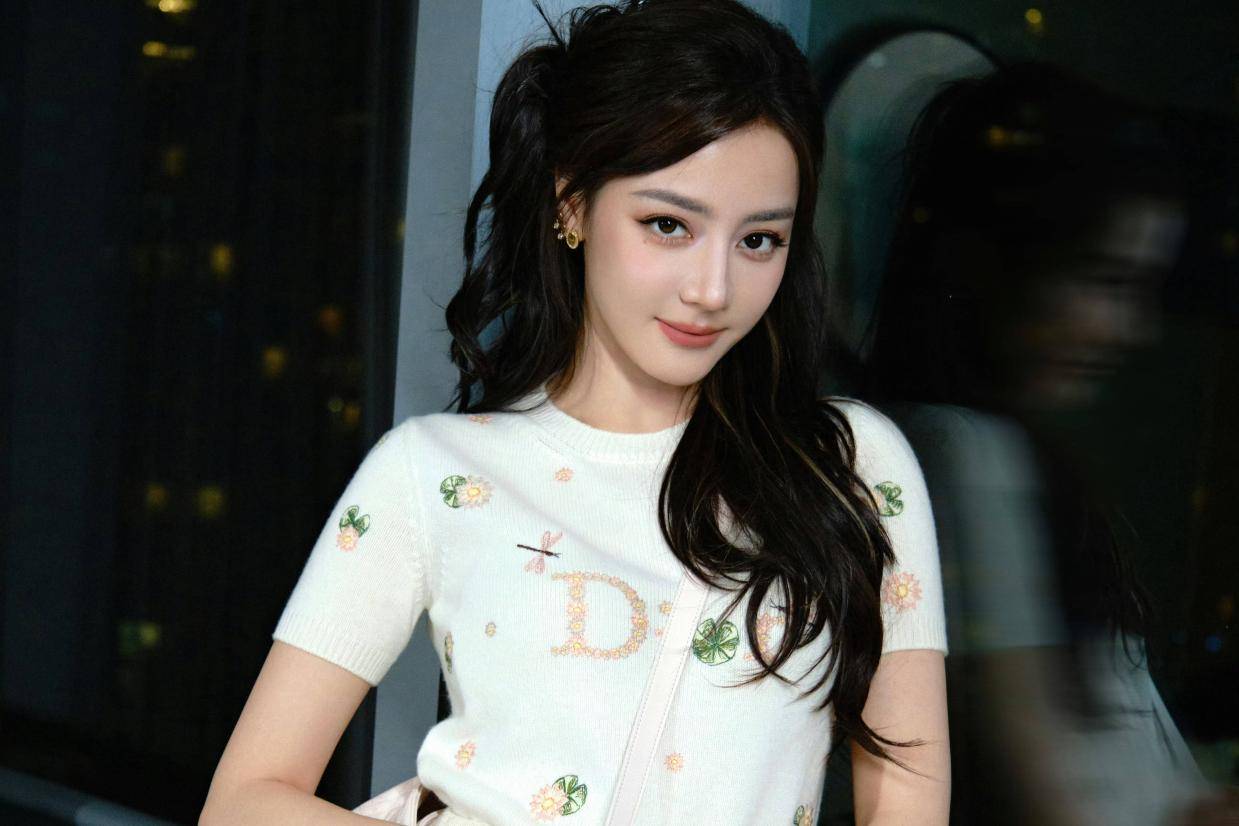 迪丽热巴穿小白裙身材纤细 笑容甜美好似贵族千金