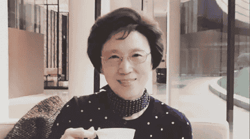 董卿母亲因癌症去世 父亲发文悼念:希望你常回家看看
