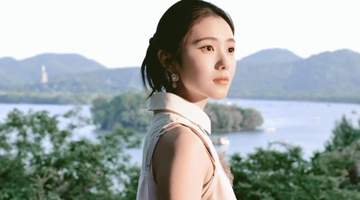 刘浩存游西湖清新靓丽 穿旗袍立于绿植中美丽动人