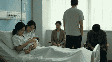 疼了3天终于生了女儿,回到病房老公直接说离了吧,我爸妈都低着头,我抱起孩子发现脚踝上有个胎记不对劲