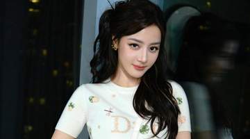 迪丽热巴穿小白裙身材纤细 笑容甜美好似贵族千金