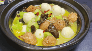 夏日炖品：丝瓜木耳炖丸子，简单食材做出下饭好菜