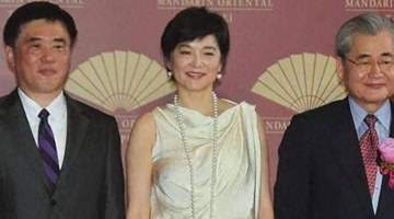 林青霞超短发配白裙，减龄20岁尽显贵妇风姿