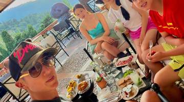 吴尊分享西班牙小镇旅行美照 一家四口同框互动引网友羡慕