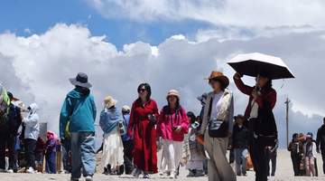2026年7月拉萨纳木措景区水色佳 众多游客赴这场高原湖光之约